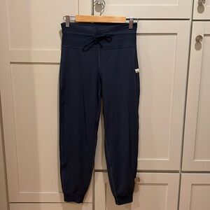 Vuori Daily Jogger size Small in Isles Blue color